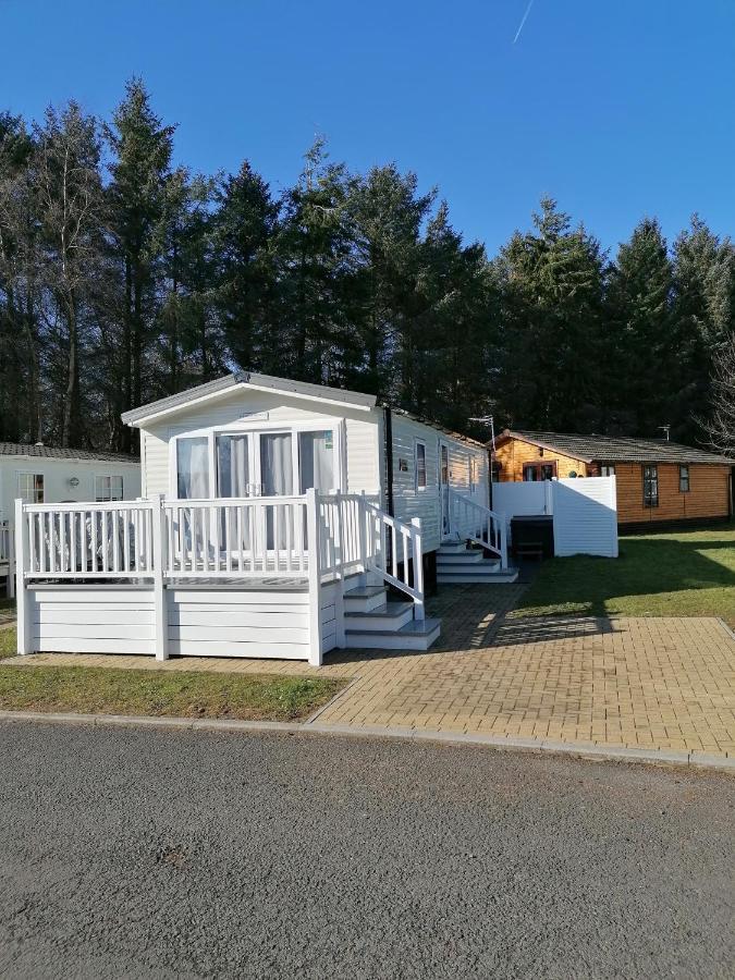 The Kalos Retreat - Hot Tub Lodge With Free 18 Hole Golf Course Swarland Exteriér fotografie